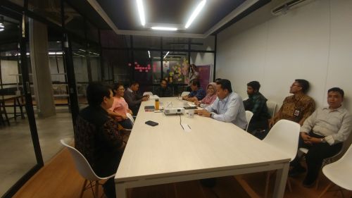 Kunjungan Studi Banding tim PIKA UGM dan tim Kemensetneg ke beberapa tempat untuk mempelajari konten.